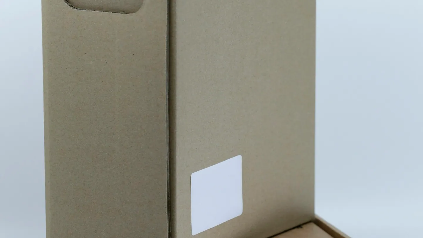 Una caja de cartón preparada para un envío.