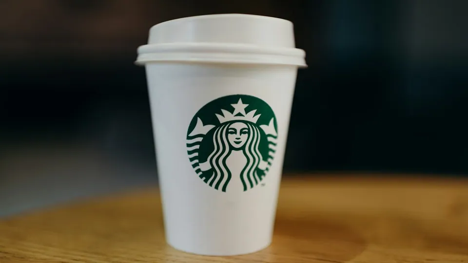 Vaso de café de Starbucks sobre una mesa.